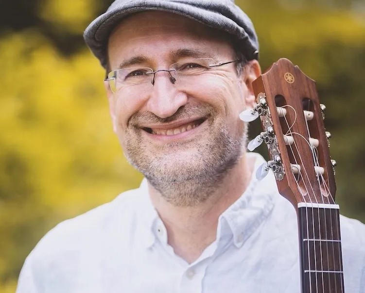 Für den musikalischen Part der Veranstaltung sorgte der Sänger, Songwriter und Gitarrist John Hay. „Eine passende Musik, die zum stimmungsvollen Rahmen der Würdigung einen wesentlichen Beitrag lieferte“, so die positive Kritik in der Rheinischen Post.