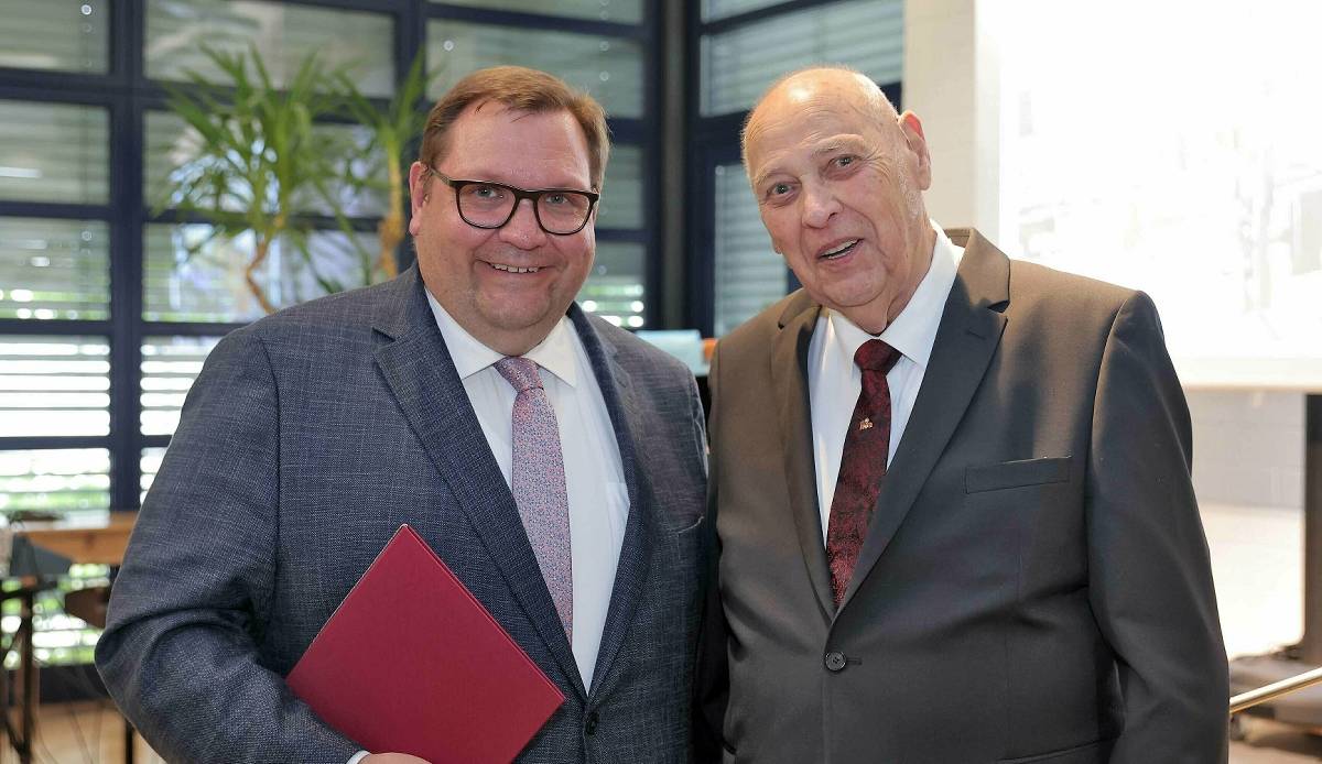 Oberbürgermeister Frank Meyer zeichnet Hansgeorg Hauser mit der Stadtehrenplakette aus.                           Foto: Stadt Krefeld
