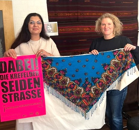 Die Kurdin Muxlise – links an der Seite von Julia Timmer – bricht eine Lanze für Krefeld. HdS-Foto: Timmer