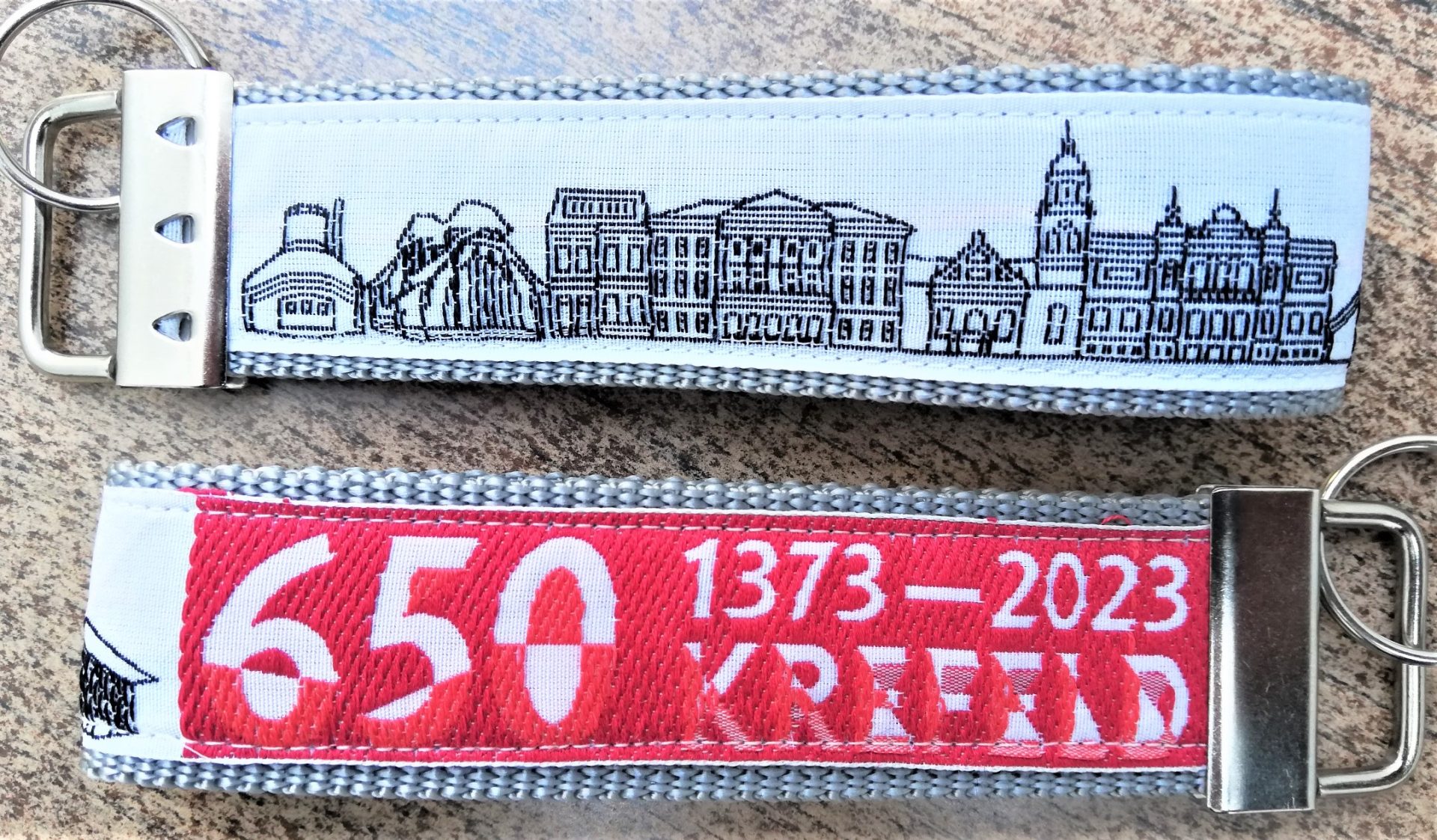 In einer dem Wuppertaler „Kafka-Museum“ angeschlossenen Bandweberei wird der Krefelder Jubiläums-Schlüsselanhänger auf einem Jacquardwebstuhl mit 16 Bändern produziert. Fotos: HdS