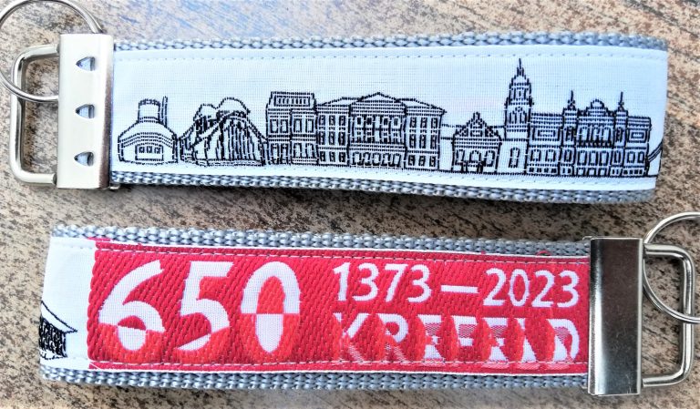 Am Jacquard-Webstuhl gewebt: Schlüsselanhänger zum Stadtjubiläum