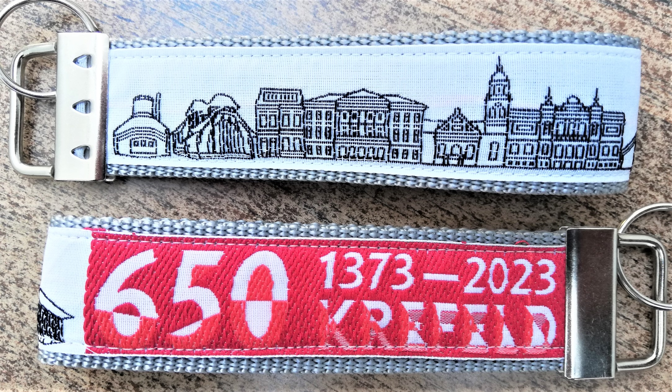 Am Jacquard-Webstuhl gewebt: Schlüsselanhänger zum Stadtjubiläum